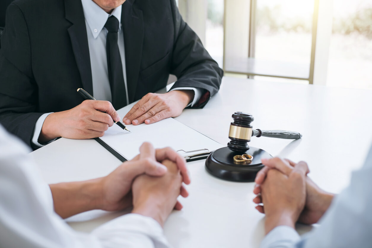 How do I choose a good divorce lawyer? - First Light Law
